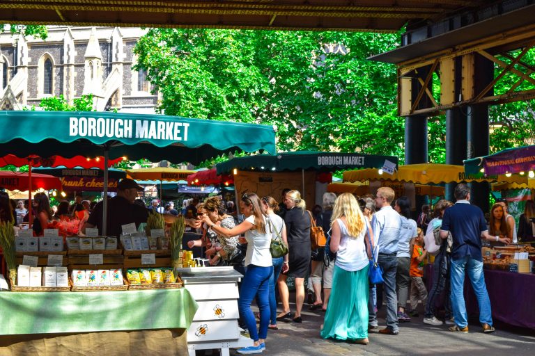 百度包收录靠谱吗?seo新手会误解的收录问题 Lively scene at Borough Market in London, filled with people shopping and enjoying the atmosphere.